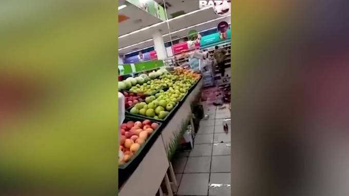 Видео: уволенный грузчик разгромил продуктовый магазин