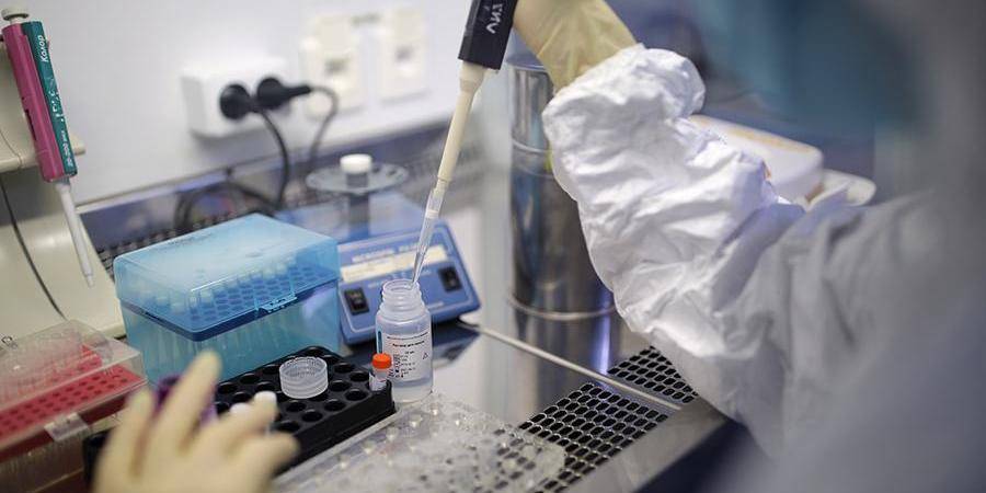 В Британии обвинили Россию и Иран в попытках украсть разработки по коронавирусу