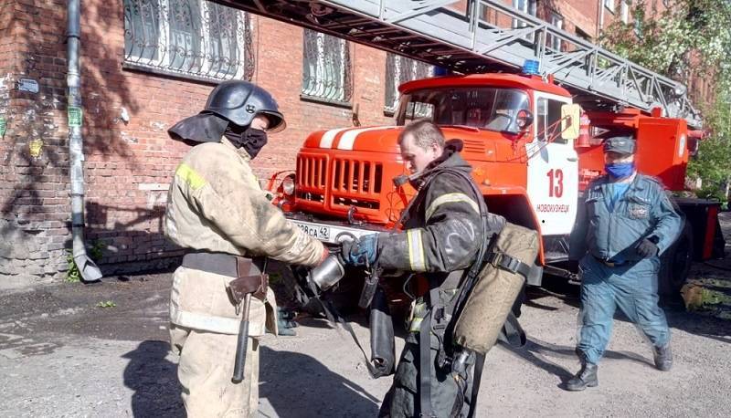 В Кузбассе пожарные спасли пять человек из загоревшейся многоэтажки