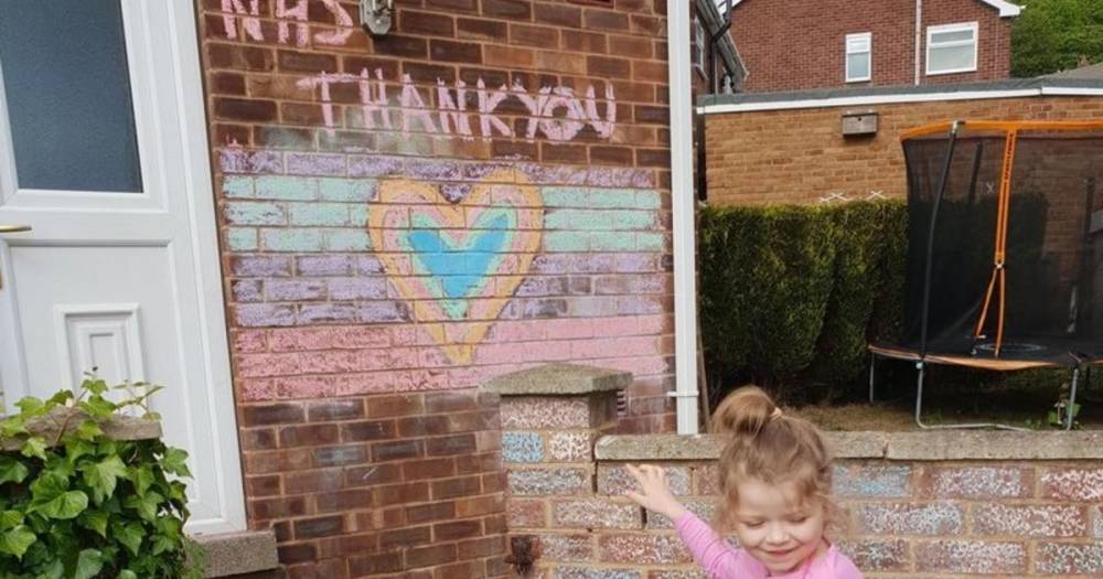 Сосед попросил девочку смыть с ее дома рисунок в поддержку врачей
