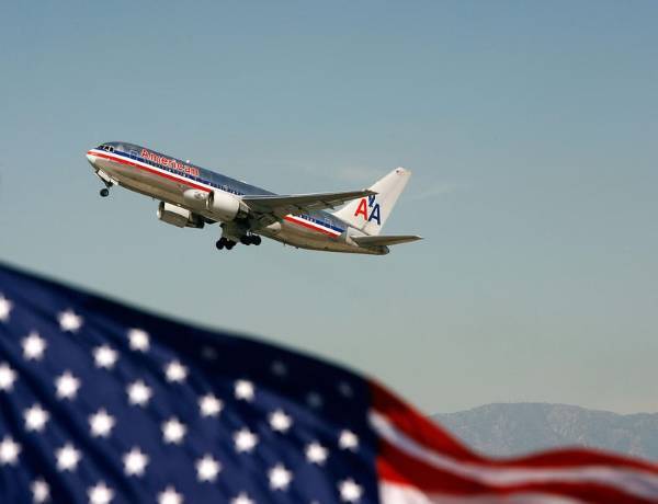 Акции американских авиакомпаний обвалились после выхода Баффета из их капитала