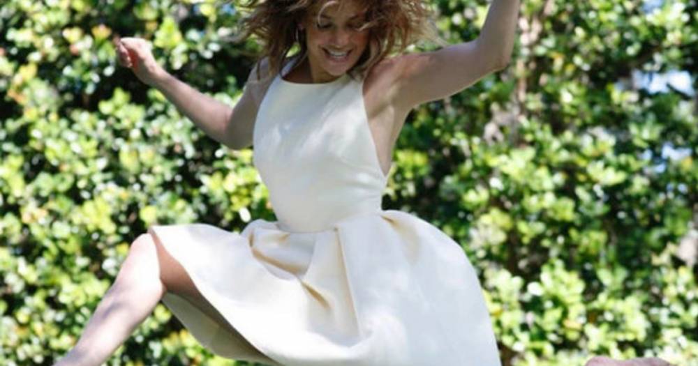 Дженифер Лопес восхитила фанатов прыжками на батуте в белом платье