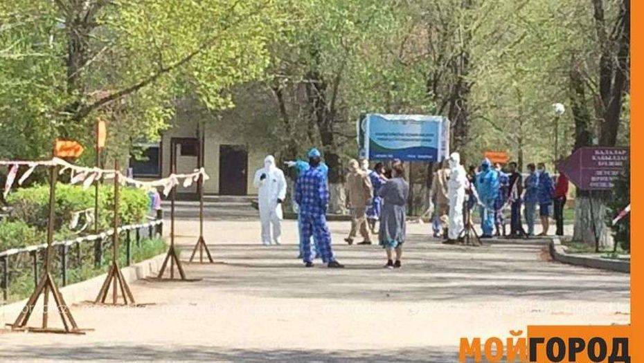 В Уральске пациенты с Covid-19, выбившие двери больницы, заплатят штраф