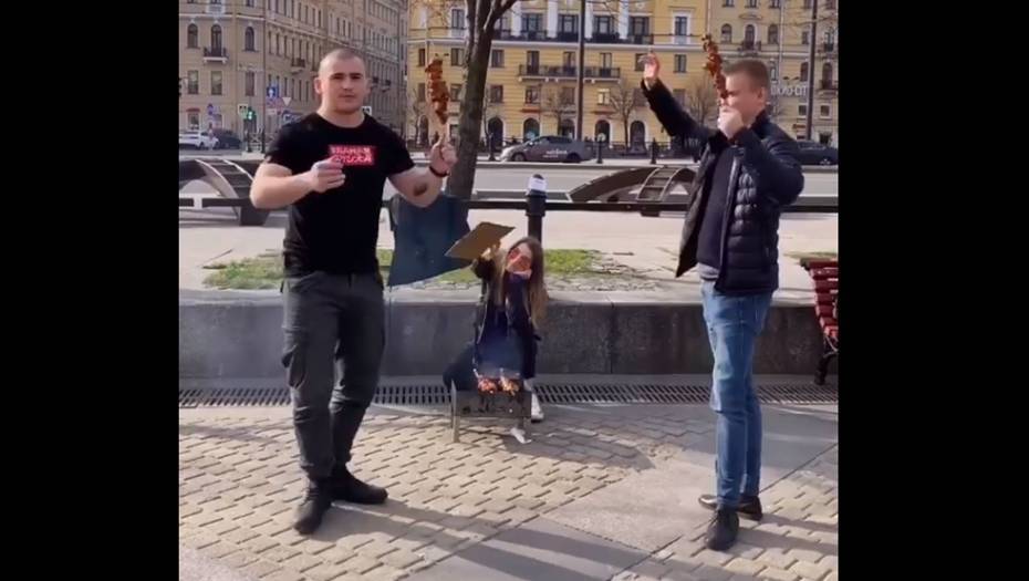 Полицию заинтересовало видео с петербуржцами, пожарившими шашлык на Сенной площади