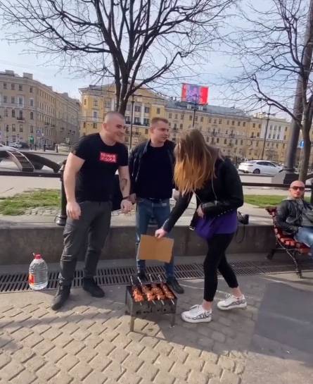 Три блогера пожарили шашлыки на улице в центре Санкт-Петербурга