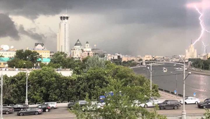 Гроза и слепящие молнии: МЧС предупреждает москвичей о надвигающейся буре