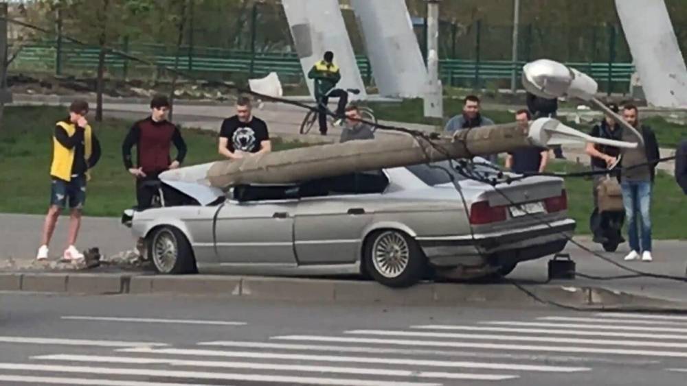 Столб раздавил BMW в Орехово-Борисово Южное.