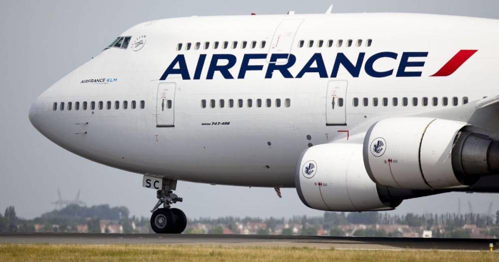 Air France отменит питание на рейсах по Европе и обяжет носить маски