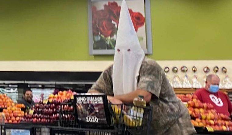 Клиент ходил по магазину в колпаке Ку-клукс-клана вместо защитной маски
