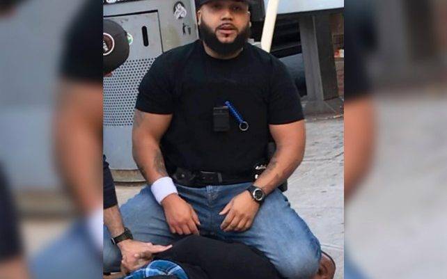 «Офицер действительно нанес физический ущерб моему сыну»: на видео полицейский Нью-Йорка избивает мужчину, которого позже госпитализировали