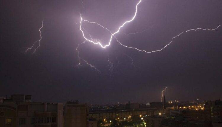 МЧС экстренно предупредило москвичей о грозе и сильном ветре