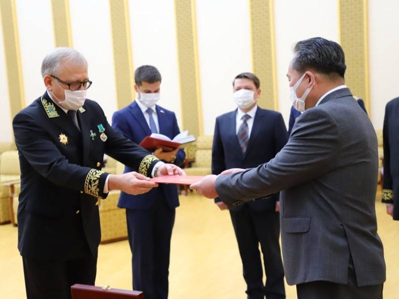 Российский посол наградил Ким Чен Ына медалью Победы