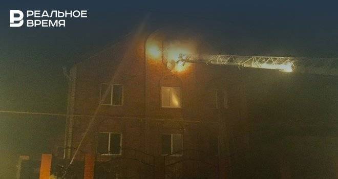 В Набережных Челнах потушили крупный пожар в коттедже — одна женщина погибла