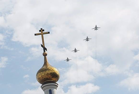 В небе над центром Екатеринбурга боевыми порядками прошла армейская авиация