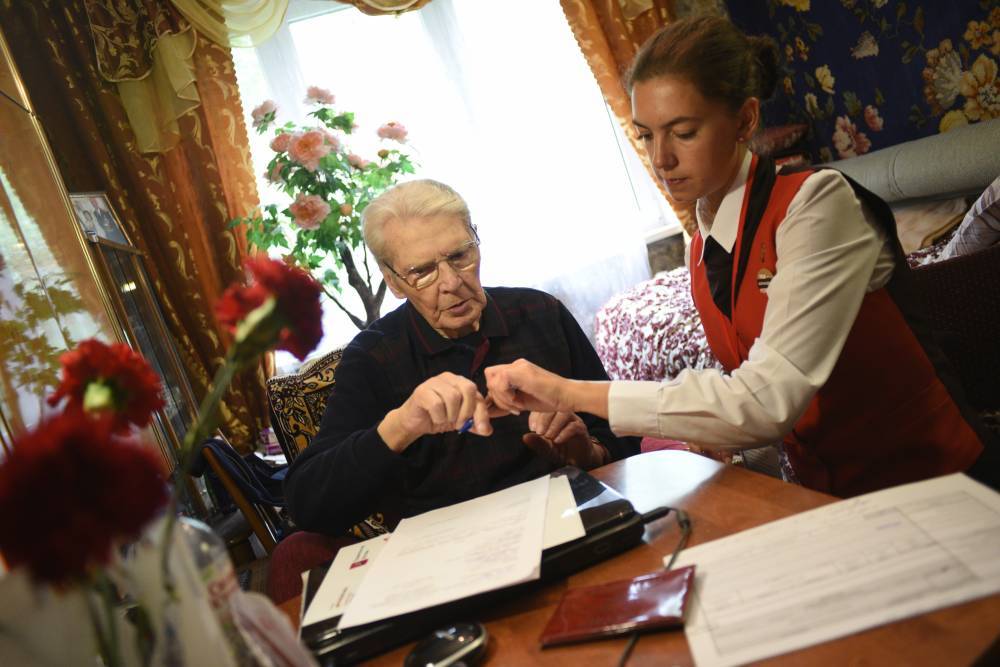 Ветеранам войны в самоизоляции помогают сотрудники центров госуслуг