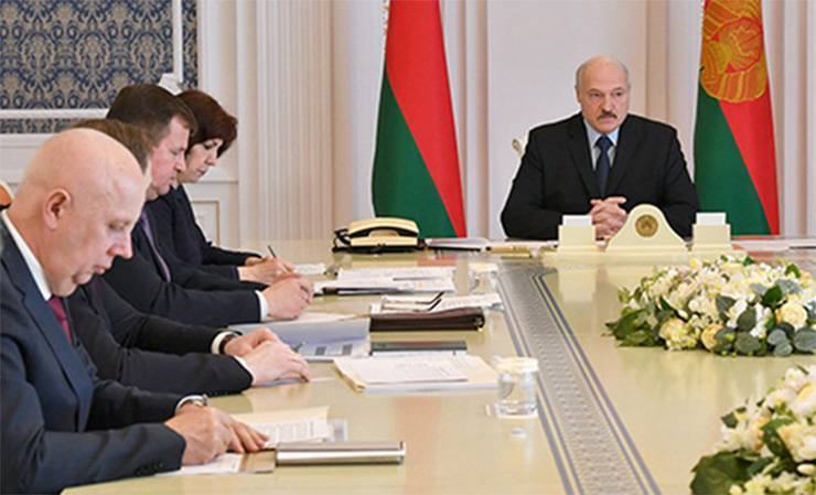 «Лукашенко хочет быстро заразить 2 миллиона человек» — российский политолог