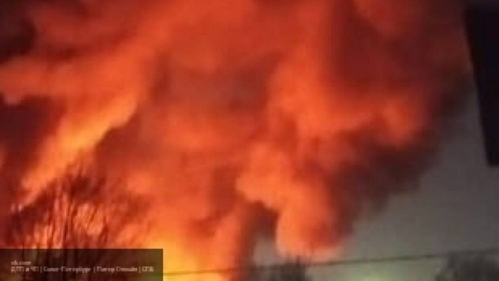 Пожар обрушил кровлю на фабрике в Ленобласти