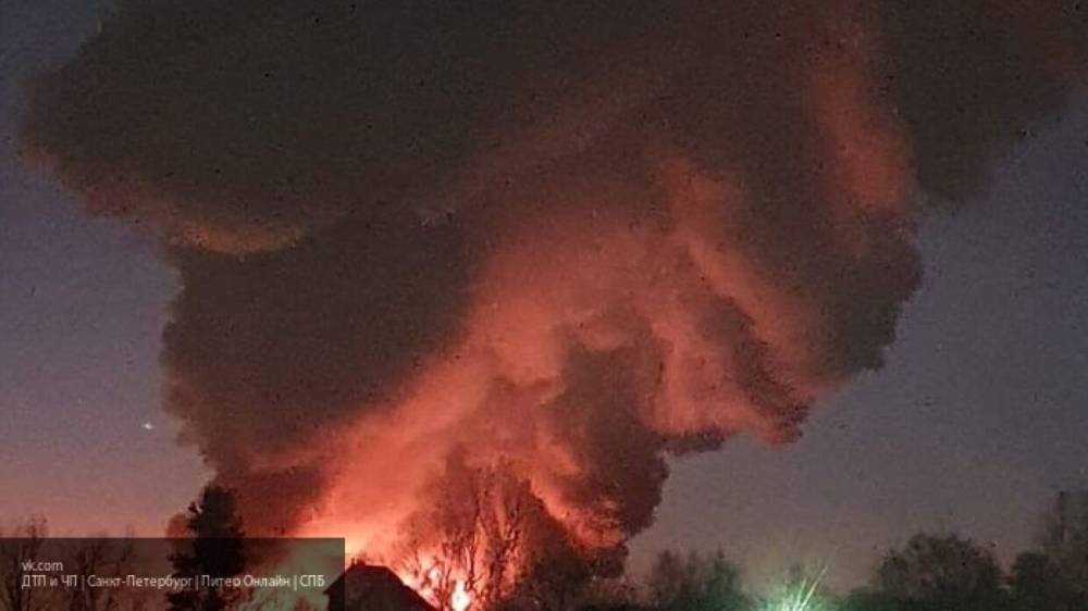 Пожар в Ленинградской области уничтожил крышу фабрики нетканых материалов