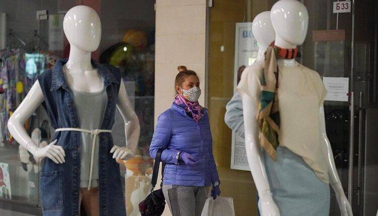 Продажи одежды в России упали на 90%