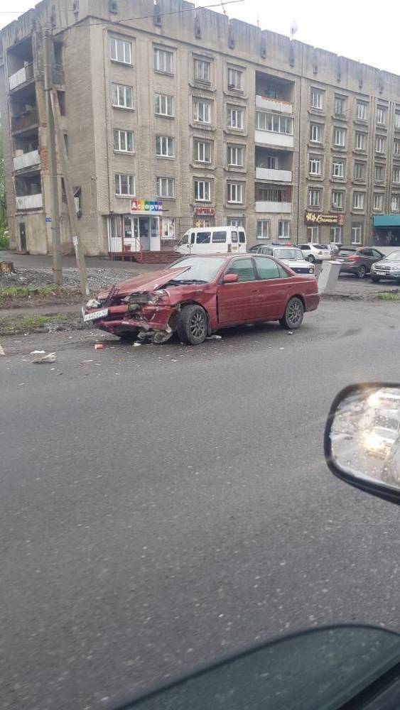 В Кемерове автомобиль серьёзно пострадал в ДТП