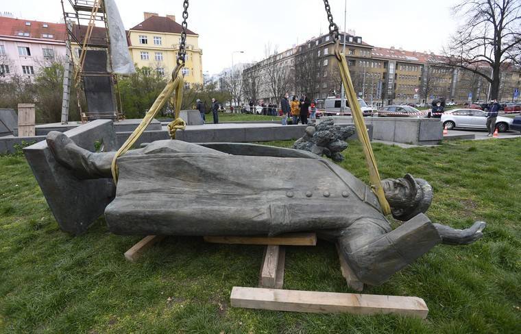 Депутат Бундестага назвал «варварством» снос памятника Коневу в Чехии