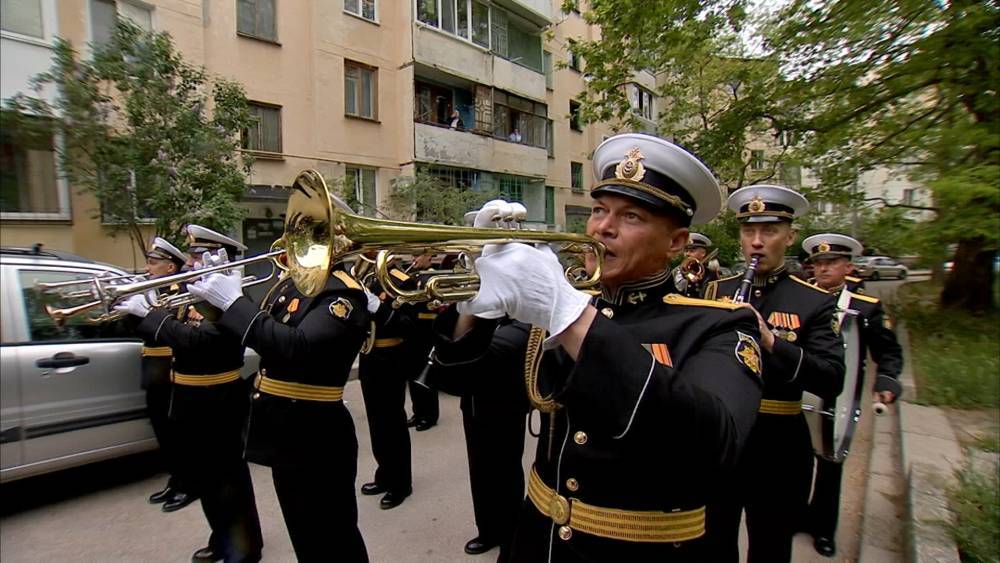 Для ветеранов в Севастополе провели парад под окнами домов