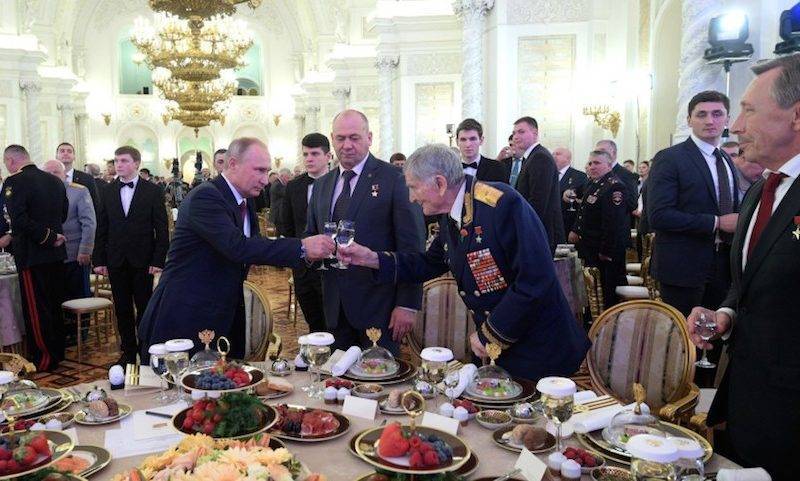 Шеф-повар Кремля раскрыл, что едят и пьют на приемах в честь Дня Победы
