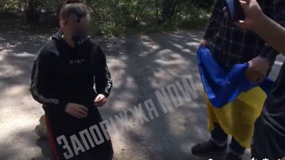 Националисты устроили самосуд над девочкой, снявшей на видео срыв флага Украины