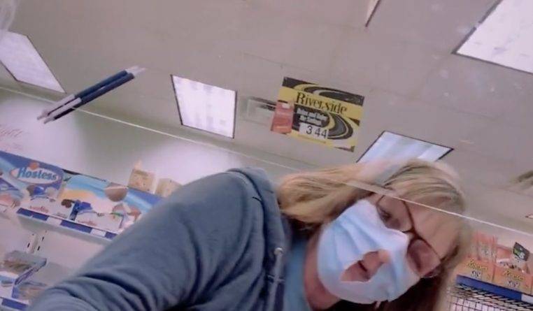 На вирусном видео женщина говорит, что разрезала защитную маску потому, что так «легче дышать»