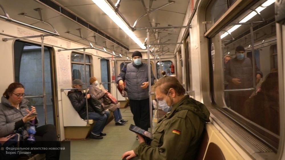 Власти Москвы назвали стоимость масок и перчаток в автоматах метрополитена