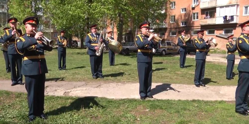 Военные ансамбли песни и пляски проводят концерты для ветеранов в регионах