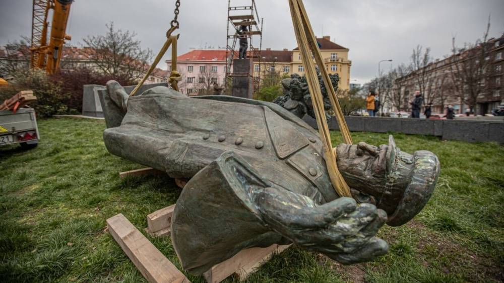 Захарова назвала снос памятника Коневу в Праге ударом по истории Чехии