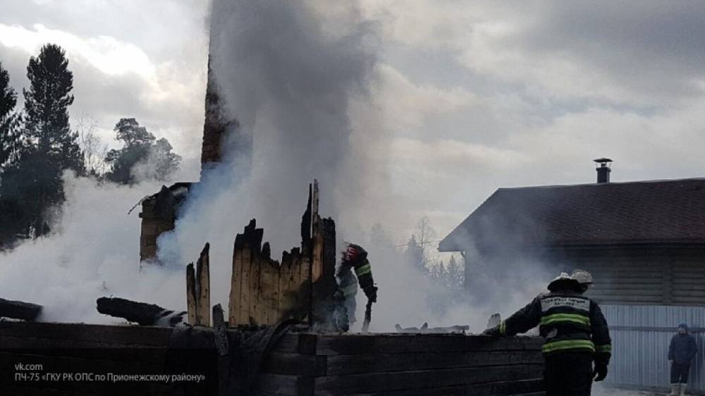 Пожарные Самарской области продолжают тушить возгорание, охватившее пять домов