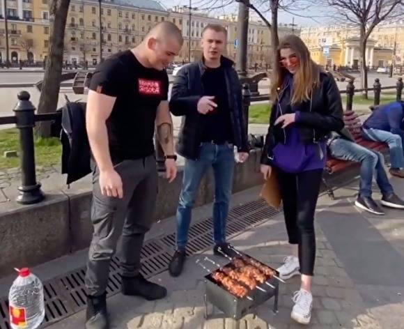 В Петербурге задержали компанию, которая пожарила шашлыки на Сенной площади
