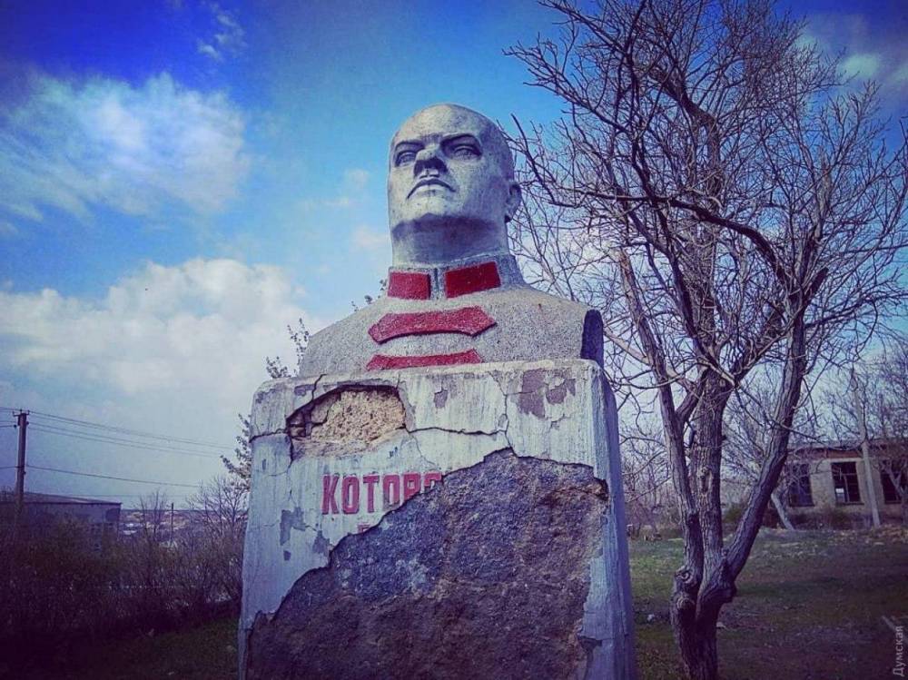 Дело Вятровича процветает: под Одессой снесли памятник Котовскому