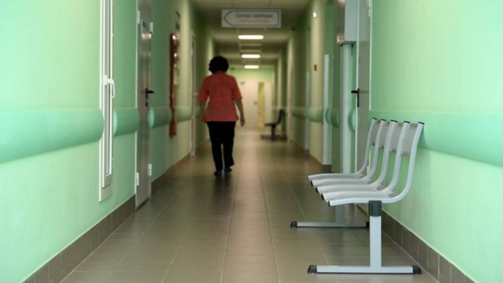 В Омске главврач больницы уволился после того, как десятки медиков выстроились в длинную очередь, чтобы сдать тест на COVID-19