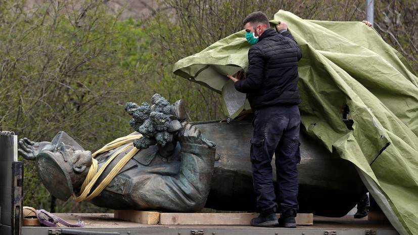 Земан назвал глупостью снос памятника Коневу в Праге