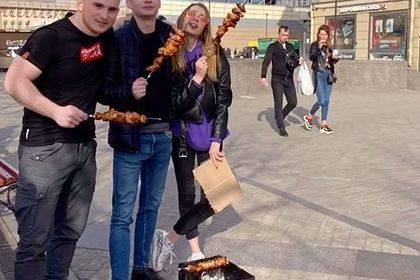Жаривших шашлыки в центре Петербурга блогеров задержали