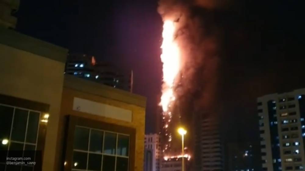 Небоскреб в ОАЭ полностью объят пламенем из-за пожара