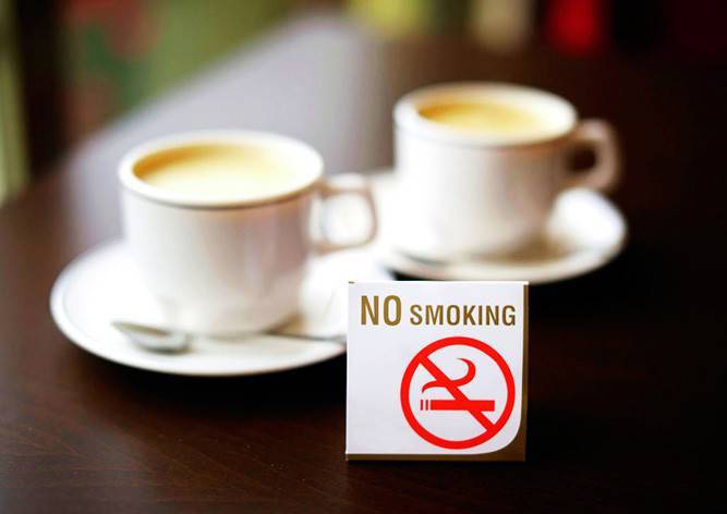 Сенат Чехии утвердил запрет курения в ресторанах