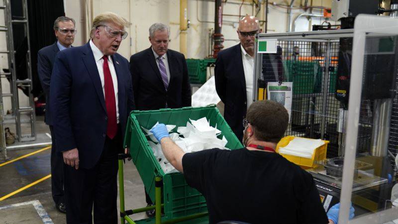 Трамп осмотрел новую фабрику по производству масок в Аризоне