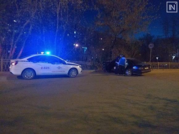 В Екатеринбурге водитель Mercedes устроил ДТП рядом с отделом полиции и сбежал