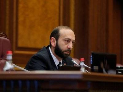 Что заставило депутатов парламента Армении в период смягчения режима ЧП надеть маски?