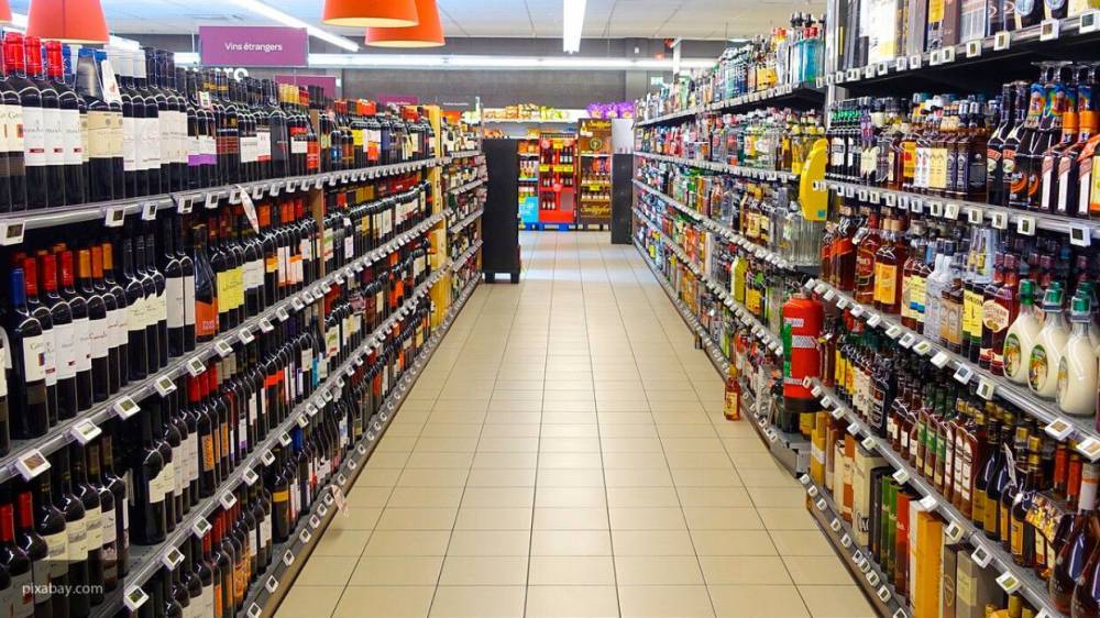 Кузбасский грузчик разнес полку с алкоголем в магазине из-за увольнения