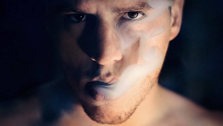 Мужчины-курильщики умирают от коронавируса чаще, чем некурящие женщины