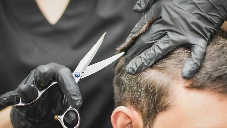 Тюменцам не советуют приглашать парикмахеров домой