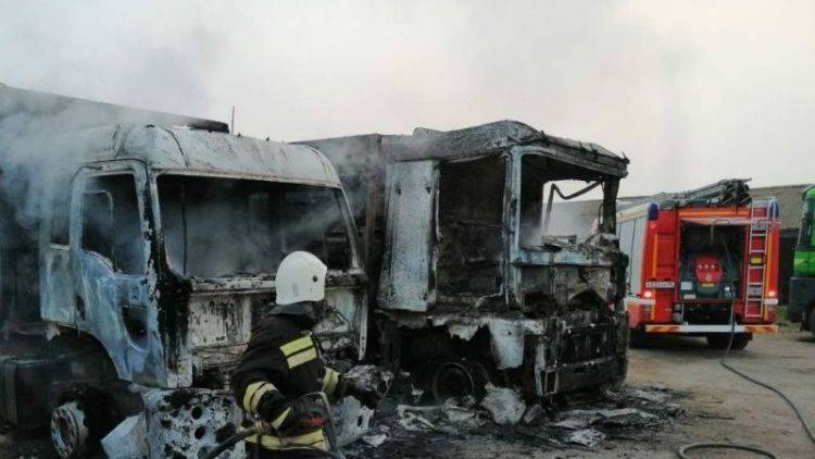 На крымской трассе сгорели две фуры - фотофакт