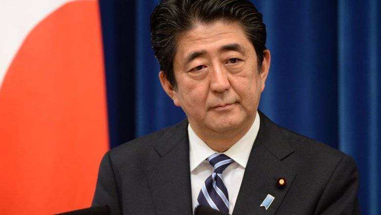 Синдзо Абэ рассказал, как Японии удалось без штрафов избежать «взрыва» пандемии
