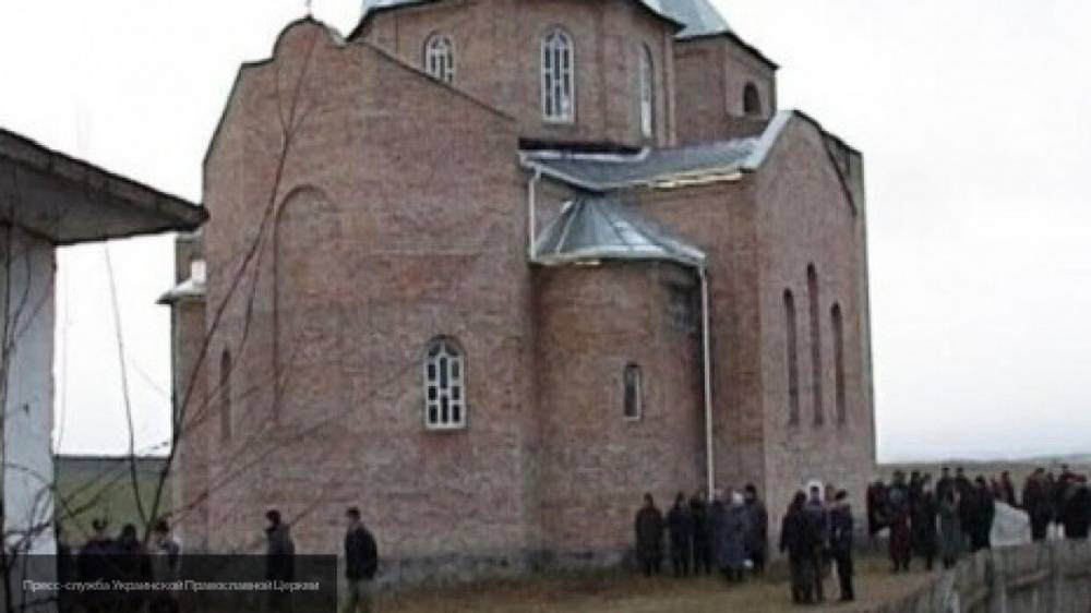 Трех мужчин госпитализировали после нападения на храм УПЦ на Украине
