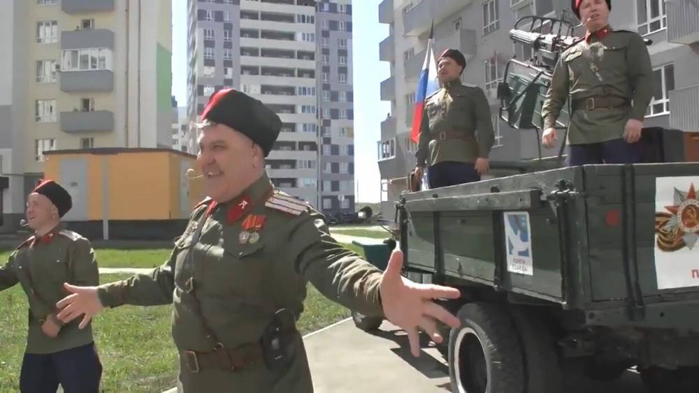 Самарские военные устраивают мини-концерты для ветеранов ВОВ.